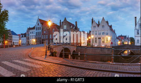 Bruges canal et le pont, Belgique Banque D'Images