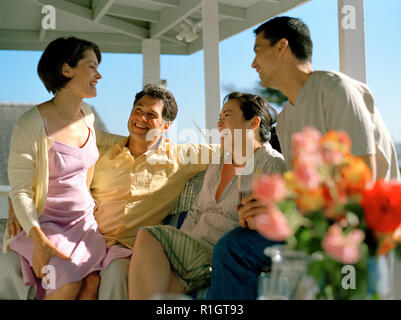 Deux couples assis sur une véranda. Banque D'Images