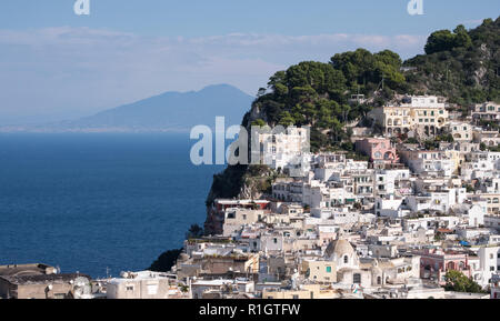 Maisons longeant la montagne sur l'île de Capri, dans la baie de Naples, Italie. Photographié par temps clair, à la fin de l'été. Banque D'Images