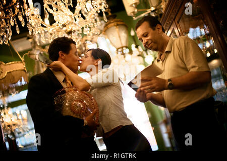 Vue latérale d'un couple d'amoureux s'embrassant. Banque D'Images