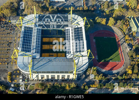 Vue aérienne, Westfalenstadion, SignalIdunaPark, BVB Stadion, stade chauffage sol, chauffage, panneaux solaires, Schonau, Dortmund, Ruhr, Allemagne Banque D'Images