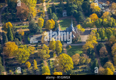 Vue aérienne, Nordfriedhof, église, chapelle du cimetière du nord, tombes, Herbstöaub, arbres à feuilles caduques, couleurs de l'automne, les chemins du cimetière, Stockum, Dusseldorf, Rhi Banque D'Images
