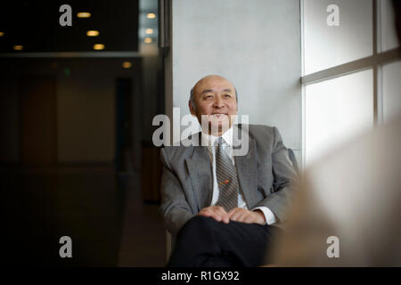 Senior homme assis dans une chambre. Banque D'Images