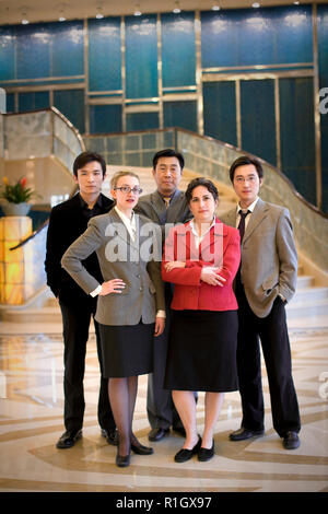 Portrait d'un groupe de collègues d'affaires dans un hall. Banque D'Images