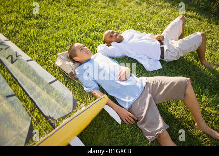 Père et fils couché dans l'herbe Banque D'Images