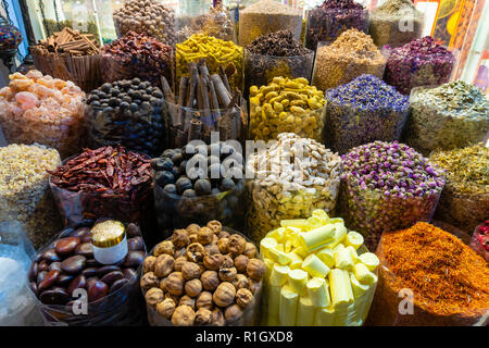 L'arabe épices à vendre dans un marché à Dubaï Banque D'Images