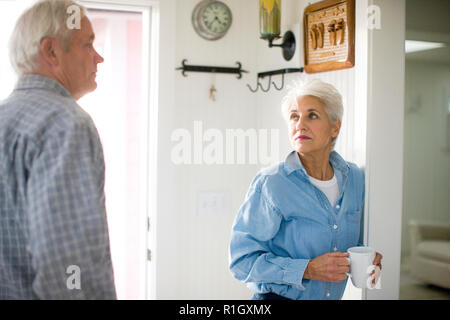 Couple à l'intérieur de leur maison. Banque D'Images