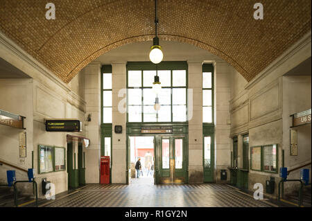 Wien, U-Bahn-Linie Gürtellinie, U6, früher Stadtbahn Station, Alser Straße - Vienne, ligne de métro U6, ancien Stadtbahn historique Banque D'Images