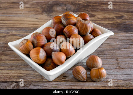 Bol d'amandes séchées rôti sur la vieille table en bois Banque D'Images