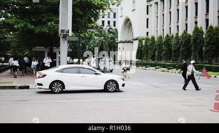 Samut Prakan, Thaïlande - Novembre 9th, 2018 : diriger la circulation dans une université Banque D'Images