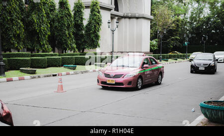Samut Prakan, Thaïlande - Novembre 9th, 2018 : Taxi thaïlandais de la conduite sur la rue dans une université privée. Banque D'Images