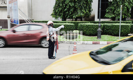Samut Prakan, Thaïlande - Novembre 9th, 2018 : diriger la circulation dans une université Banque D'Images
