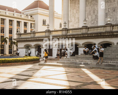 Samut Prakan, Thaïlande - Novembre 12th, 2018 : les étudiants de l'Université Assumption Bangna Campus en attendant le bus Banque D'Images