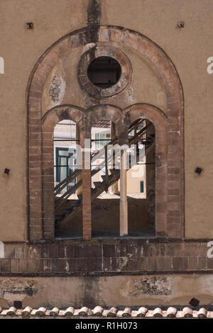 Amalfi, Italie. Gros plan du clocher à dôme d'Amalfi, photographié avec un objectif zoom à partir de très haut sur le flanc de la côte amalfitaine. Banque D'Images