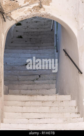 Passage arqué étroit avec des pas dans la ville d'Amalfi, sur la côte amalfitaine, en Italie. Banque D'Images