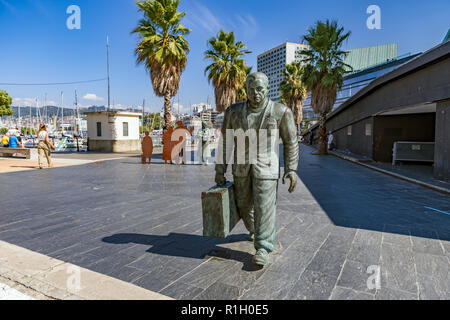 Monumento al emigrante en la Ciudad de Vigo. Un groupe de statues du sculpteur Ramón Conde à l'extérieur du terminal du port de Vigo Espagne Banque D'Images