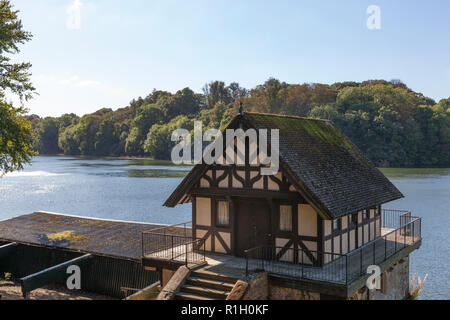 Un vieux hangar à bateaux au bord du lac dans le parc du Palais de Blenheim. Banque D'Images