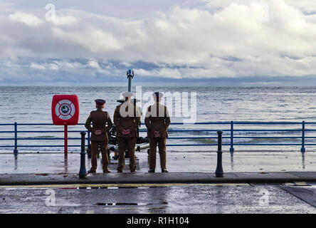 Trois artilleurs se tenir derrière leur fusil après tir à blanc pour la cérémonie du jour du pavot sur front de Douglas, 2018 Banque D'Images