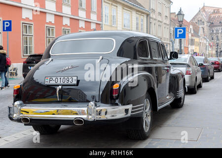 Budapest, Hongrie - le 25 mars 2018 : Black old school vintage car ZIS stationné dans la rue Vieille ville de Budapest Banque D'Images