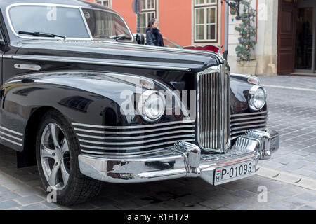 Budapest, Hongrie - le 25 mars 2018 : Black old school vintage car ZIS stationné dans la rue Vieille ville de Budapest Banque D'Images