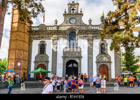 Des groupes de touristes à l'extérieur de la Basilique Nuestra Señora del Pino. une cathédrale du 18ème siècle à Teror, Gran Canaria, Îles Canaries Banque D'Images