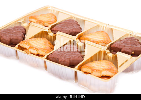 Les cookies dans la boîte en plastique sur fond blanc. Banque D'Images