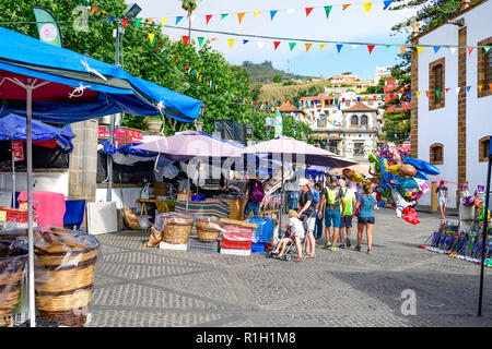 Les habitants et les touristes se mélangent dans l'maket à Teror, Gran Canaria, Îles Canaries Banque D'Images