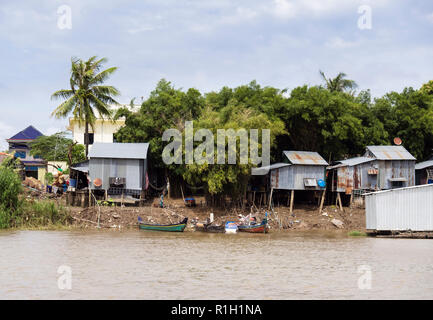 Tin typique des maisons sur pilotis dans des village de pêcheurs le long de la rivière du Mékong. Le Cambodge, en Asie du sud-est Banque D'Images