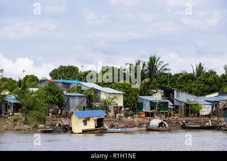 Tin typiques cabanes maisons sur pilotis au village de pêcheurs le long de la rivière du Mékong. Le Cambodge, en Asie du sud-est Banque D'Images