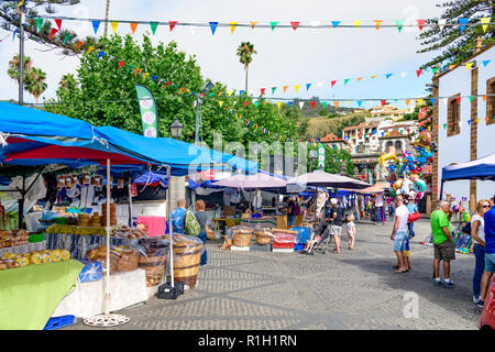 Les habitants et les touristes se mélangent dans l'maket à Teror, Gran Canaria, Îles Canaries Banque D'Images