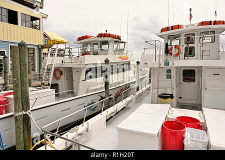 Deux bateaux de pêche charte commerciale attaché jusqu'à l'embarcadère de la marina de loisirs HarborWalk Destin, Florida, USA, dans le cadre de la flotte de pêche. Banque D'Images