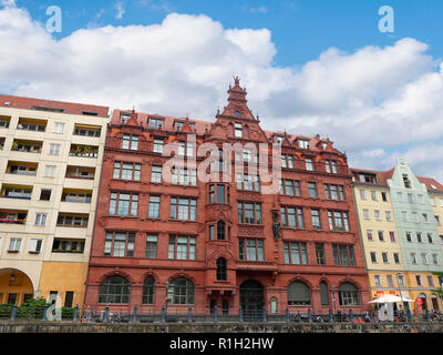 Le long de la Spree, l'architecture de l'un de la rivière du centre-ville de Berlin Allemagne Banque D'Images