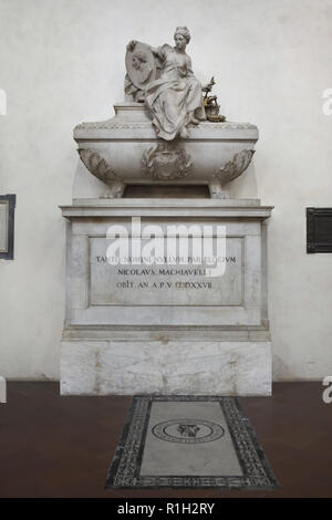 Monument funéraire à l'humaniste de la Renaissance italienne et homme politique italien Niccolò Machiavelli conçu par le sculpteur Rococo Innocenzo Spinazzi (1787) dans la Basilique de Santa Croce (Basilique de la Sainte Croix) de Florence, Toscane, Italie. Banque D'Images