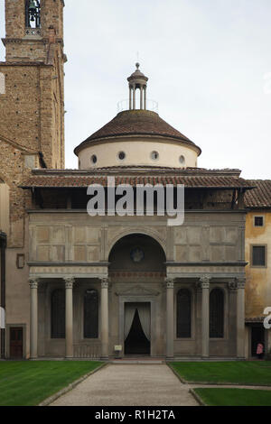 La Cappella dei Pazzi (chapelle Pazzi) conçu par l'architecte italien de la Renaissance Filippo Brunelleschi et construit en 1429-1446 dans le premier cloître de la Basilique de Santa Croce (Basilique de la Sainte Croix) de Florence, Toscane, Italie. Banque D'Images