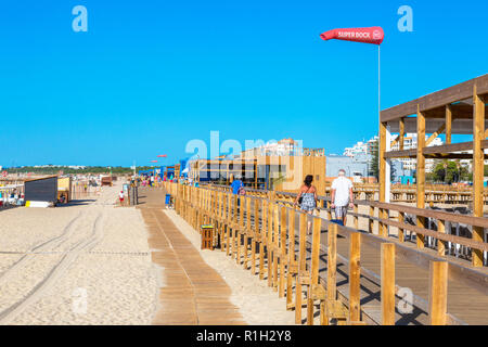 Promenade le long de la promenade en bois le long de la plage de Monte Gordo, Algarve, Portugal Banque D'Images