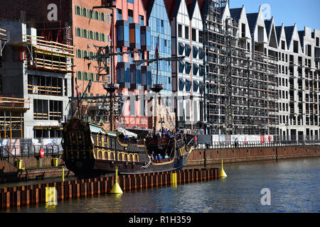 Belle vue sur port historique sur la rivière Motlawa avec touristes Pirate bateau de croisière à Gdansk, Pologne Banque D'Images