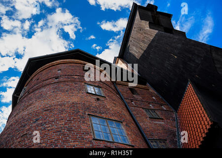 La grue dans le vieux port et la grue du port en bois médiévale, symbole de Gdansk , Pologne. Building close up et beaux nuages sur le ciel. Banque D'Images