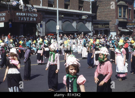 Années 1950, historiques, des enfants portant des costumes traditionnels prenant part à un défilé pour célébrer le festival des tulipes et du patrimoine néerlandais, Holland, Michigan, États-Unis. En 1847, Holland a été réglée par les séparatistes calviniste hollandais, qui a émigré de l'Allemagne, en tant que groupe, dans leur désir de liberté religieuse et de meilleures conditions économiques. Banque D'Images