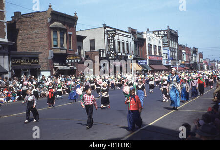 Années 1950, historiques, des enfants qui prennent part à un défilé pour célébrer le festival des tulipes et du patrimoine néerlandais, Holland, Michigan, États-Unis. En 1847, Holland a été réglée par les séparatistes calviniste hollandais, qui a émigré de l'Allemagne, en tant que groupe, dans leur désir de liberté religieuse et de meilleures conditions économiques. Banque D'Images