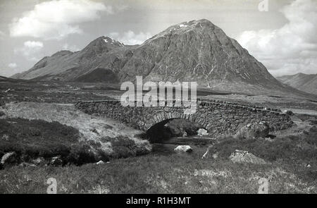 Années 1950, historique, une vue de cette ère de Snowdon, la plus haute montagne du Pays de Galles, et le point le plus élevé dans les îles Britanniques à l'extérieur les Highlands écossais. Les pics rocheux ont été formées par l'activité volcanique dans l'ordovicien. Banque D'Images