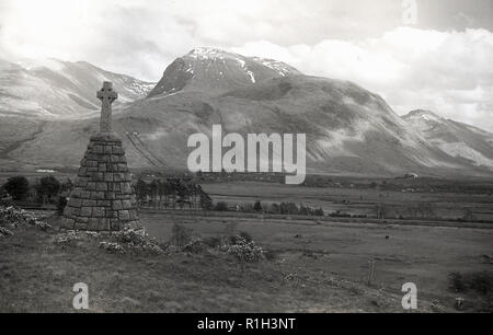 Années 1950, historique, une vue de cette ère de Snowdon, la plus haute montagne du Pays de Galles, et le point le plus élevé dans les îles Britanniques à l'extérieur les Highlands écossais. Les pics rocheux ont été formées par l'activité volcanique dans l'ordovicien. Un lieu de sépulture et pierre tombale peut être vu dans l'avant-plan. Banque D'Images