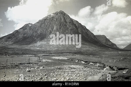 Années 1950, historique, une vue de cette ère de Snowdon, la plus haute montagne du Pays de Galles, et le point le plus élevé dans les îles Britanniques à l'extérieur les Highlands écossais. Les pics rocheux ont été formées par l'activité volcanci dans l'ordovicien. Banque D'Images