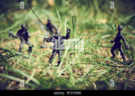 Soldats dans les combats dans la jungle. Image Concept de soldats en plastique jouet en herbe. Focus sélectif. Banque D'Images