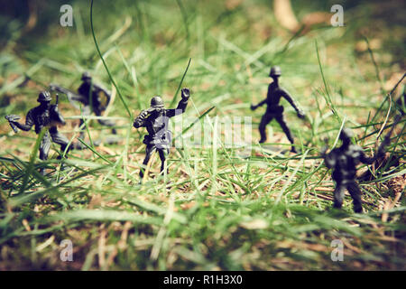 Soldats dans les combats dans la jungle. Image Concept de soldats en plastique jouet en herbe. Focus sélectif. Banque D'Images