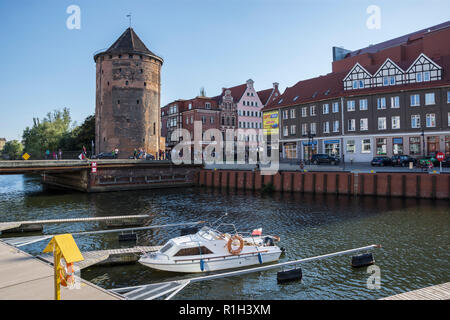 GDANSK, Pologne - 7 juillet 2018. Port historique sur la rivière Motlawa et vieille ville à l'architecture traditionnelle. Swan Tower Building Banque D'Images