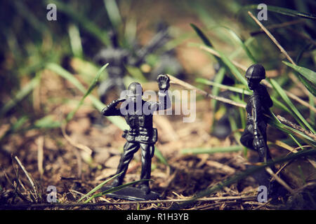 Soldats dans les combats dans la jungle. Image Concept de soldats en plastique jouet en herbe. Focus sélectif. Banque D'Images