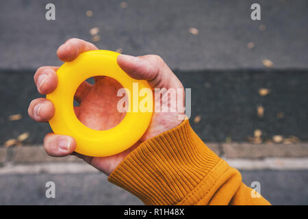 Poignées mâle bague en caoutchouc anti-stress à l'extérieur, Close up Banque D'Images