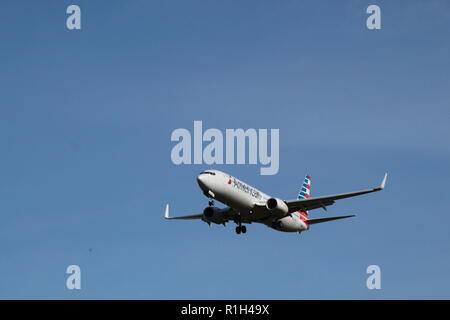 American Airlines Boeing 737-823 N962NN dans pcomming pour un atterrissage à l'aéroport de Dulles, Dulles, VA. Banque D'Images