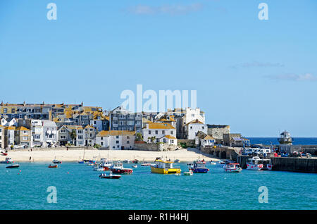 Bateaux de pêche et de maisons de vacances, appartements st.ives harbour Cornwall, Angleterre, Grande-Bretagne, Royaume-Uni. Banque D'Images