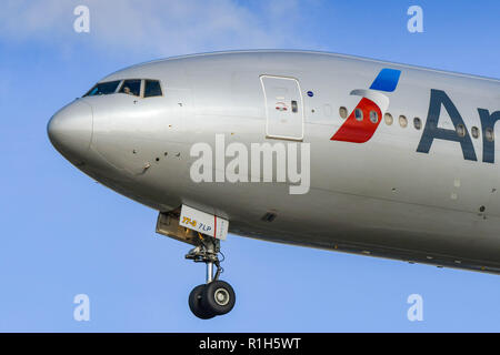 Londres, ANGLETERRE - NOVEMBRE 2018 : le nez d'un Boeing 777 d'American Airlines avion long courrier l'atterrissage à l'aéroport Heathrow de Londres. Banque D'Images